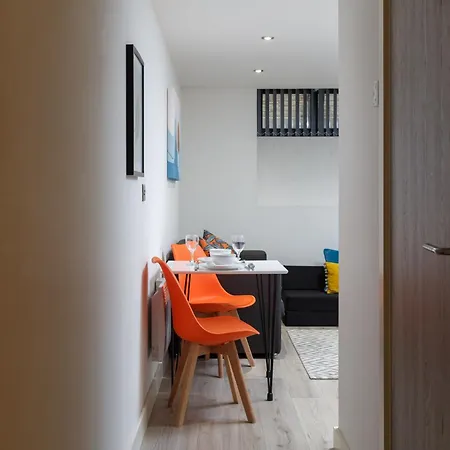 One-bedroom In Conditioning House 아파트 *